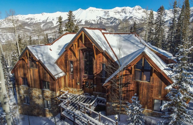 ALPENGLOW-Luxury, Convenience & Views! Hot Tub, Gym, & Walk-to-Ski