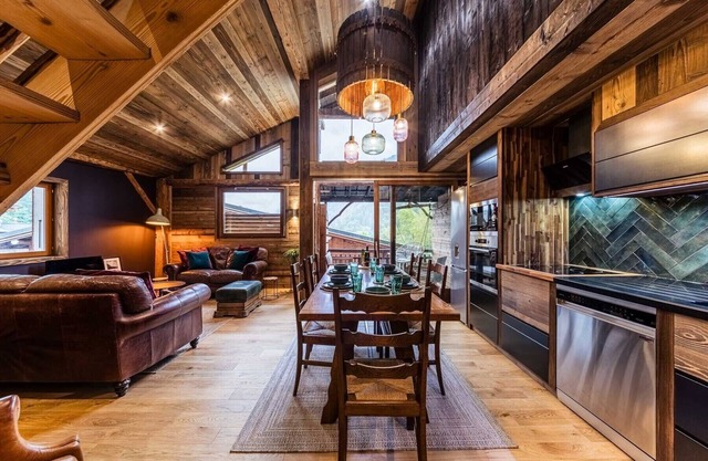 Alpine Artisan Stay | Views, Balcony, Garage