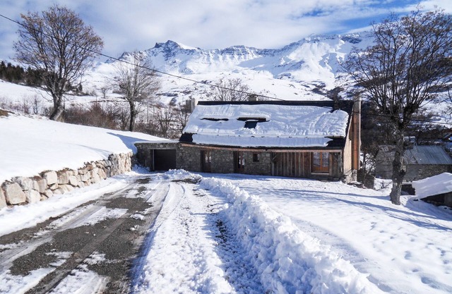 Alpine chalet, near ski resort, for 10 people, completely renovated.