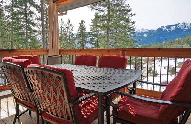 Alpine Lodge - Epic Views, Hot Tub, 2 Miles to Downtown Leavenworth!