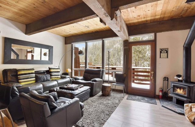 Alpine Manor Retreat | Mountain Relaxation