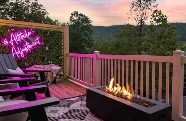 Altitude BnB- Views, 6 Custom Bunks, 2 Fire Pits, Hot Tub, 2 Arcades!
