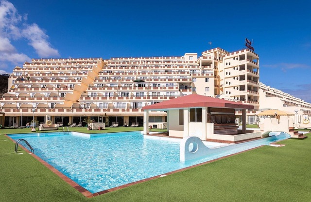 Amazing views, apartment by the beach