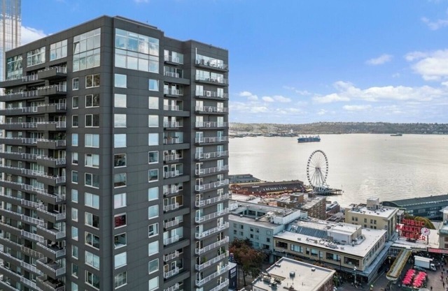 Amazing 3 bed condo for 6, downtown with view of Sound, pool, sauna and hot-tub