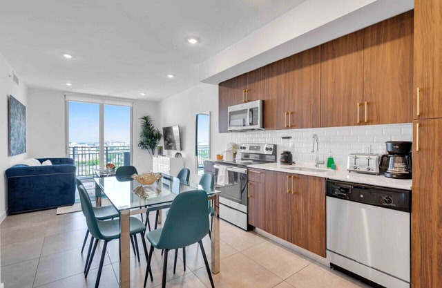 Amazing 3 Bed Unit in DWNTWN Miami W/Free Parking