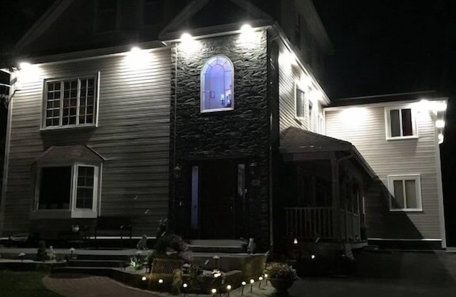 Amazing 3 bedroom apt&porch 1.8 miles from Beach 45 minutes driving to Salem MA