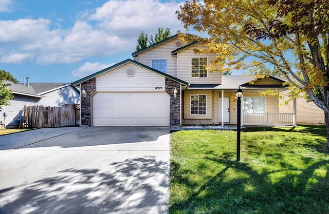 Amazing 4 bedroom, cozy home conveniently located near the Caldwell Wineries!