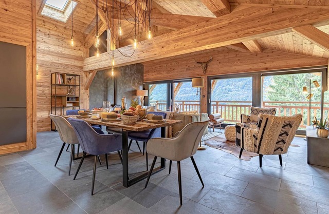 Amazing 7 Bedroom Chalet with Hot Tub, nr Skiing