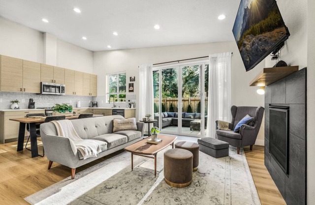 Amazing & Cozy House - W/Fire Place and Backyard