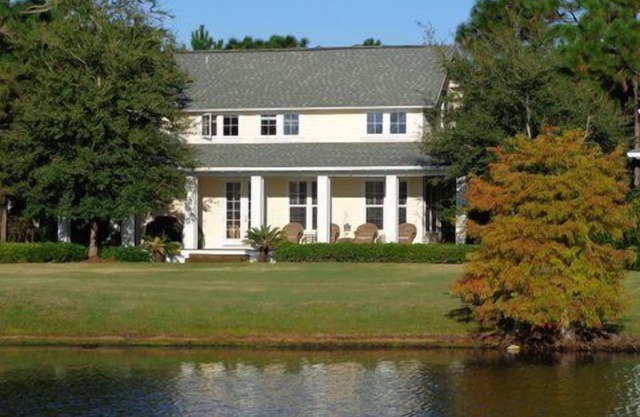 AMAZING DAZE BEACH HOUSE +2 GOLF CARTS+ LAKE/GOLF VIEW+DECK W/GRILL+POOL/HOT TUB