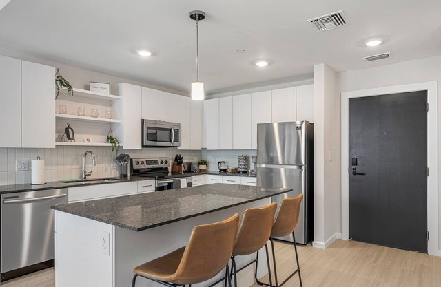 Amazing Downtown King Beds w/ Pool & Parking 32