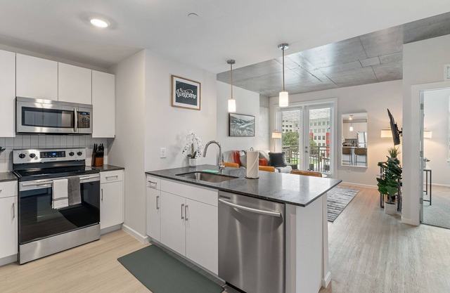 Amazing Downtown King Beds w/ Pool & Parking 420