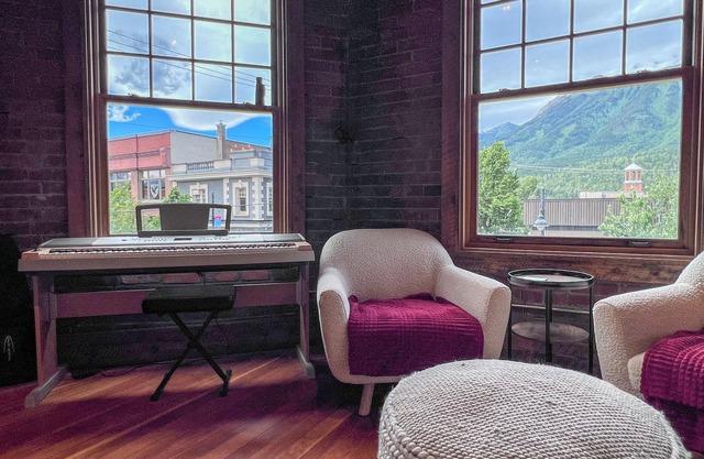 Amazing Downtown Location. Sleeps 7. Dog Friendly