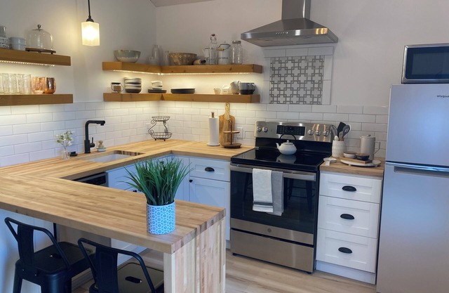 Amazing Farmhouse Style Cottage Near Downtown Napa!