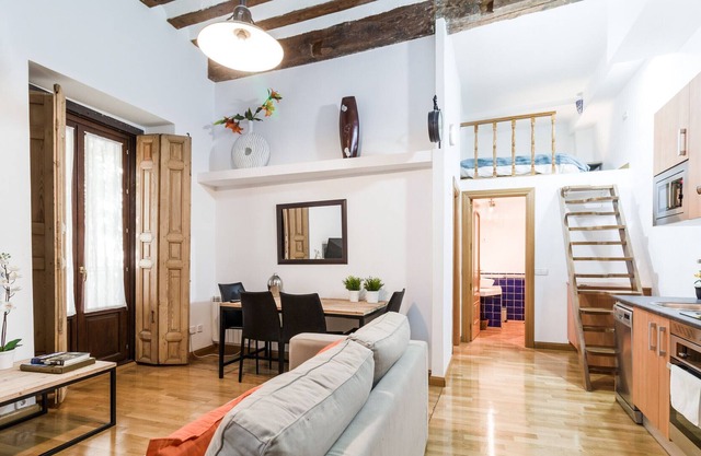 Amazing ground floor for 6 with AC and internet located in Madrid city center!