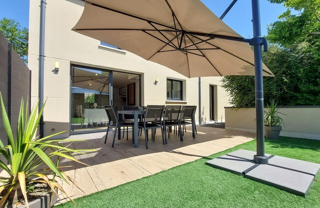 Amazing home in Saint-Coulomb with WiFi