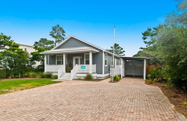 Amazing home - walk to beach & eateries - central AC, firepit, private W/D