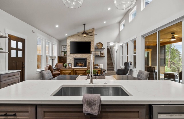 Amazing Home with fabulous views. Only 45 min. from Boise.