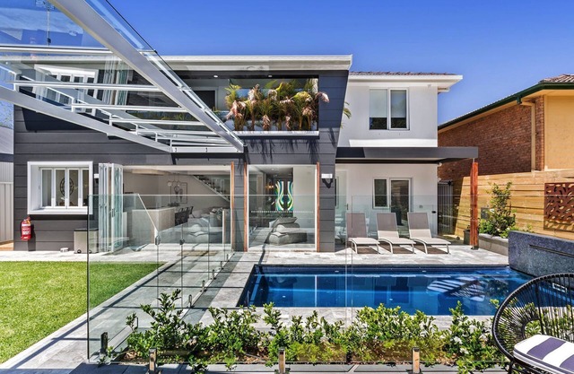 Amazing home with swimming pool, close to Shoal Bay Beach!