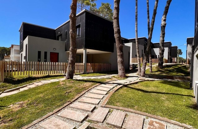 Amazing House in the Pinamar Forest with Barbecue and Private Garden