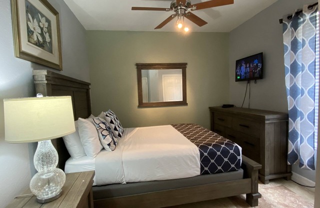 Amazing in Best Location. Heated Pool. Universal, 1 mile to Convention Center
