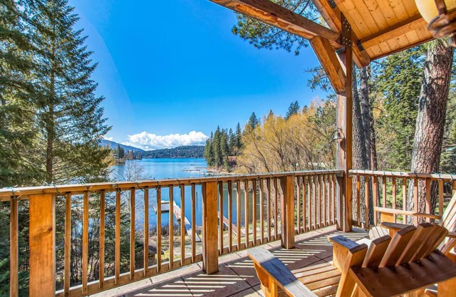 Amazing Lakefront Getaway-sleeps 18 guests, w/private dock, gameroom, spa & more