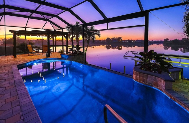 Amazing lakefront villa w. ALL the amenities - sleeps 12!