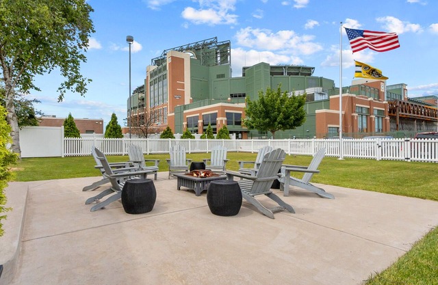 AMAZING LAMBEAU FIELD IN YOUR BACKYARD-RESERVE THE BEAUTIFUL STADIUM HOUSE NOW!