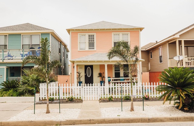 Amazing Location - Hot Tub -Walkable to beach - 2 Kitchens/2 King Bedrooms!