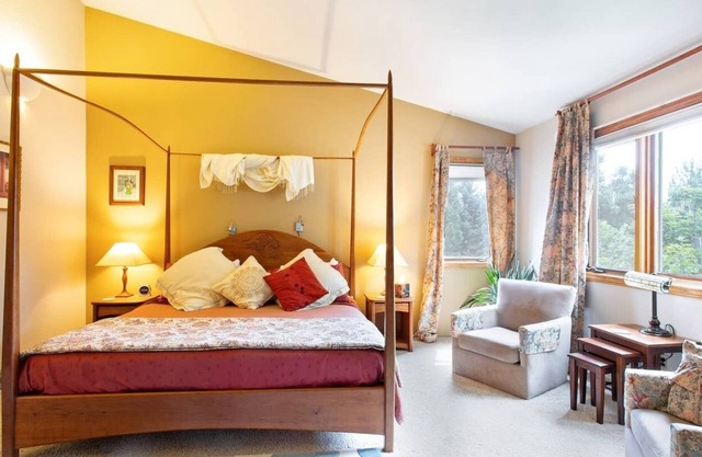Amazing location near walking/hiking trails, and coffee shops. Dog friendly.