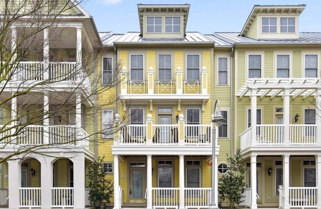 Amazing Luxury 5 Bedroom Townhouse with Free WiFi In Gated Community On Bayside With Indoor/Outdoor Pools, Private Beaches, Restaurant, And Only Ten Minutes From Beach! Linens included