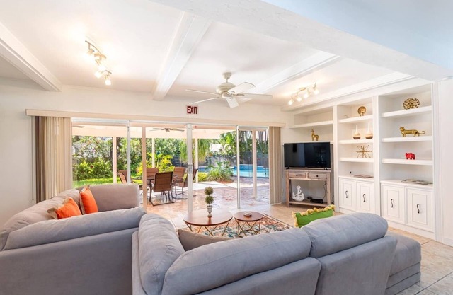 Amazing LUXURY Villa Walk 10min to Hollywood Beach