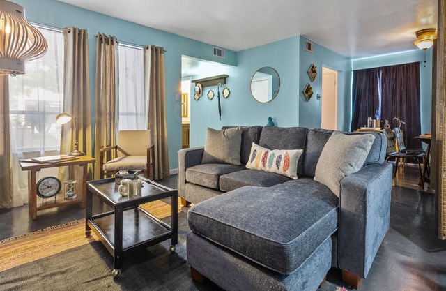 Amazing Newly Renovated Apartment in the heart of Knox/Henderson