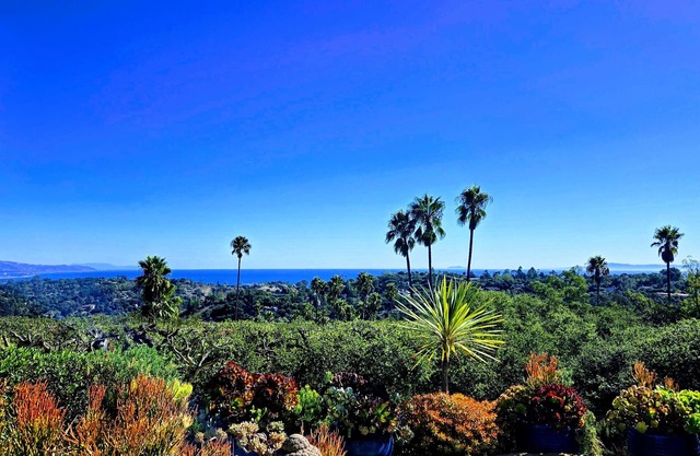 Amazing Ocean/Coastline/Mountain views. Pvt. 1-Bdrm Guest Home w/Patio, Hot Tub