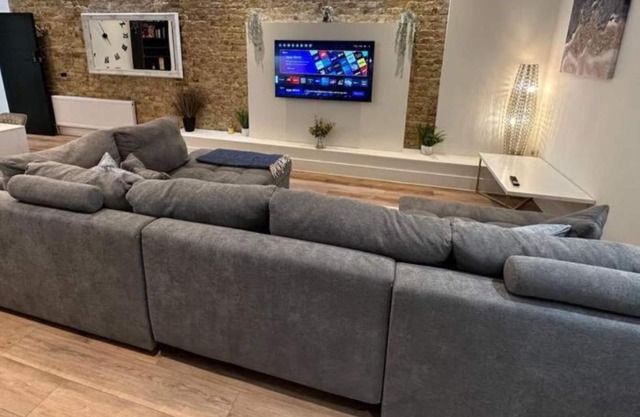 Amazing & Sleek 2BR w/WiFi & Netflix - City Centre Nr Cliffs Pavillion