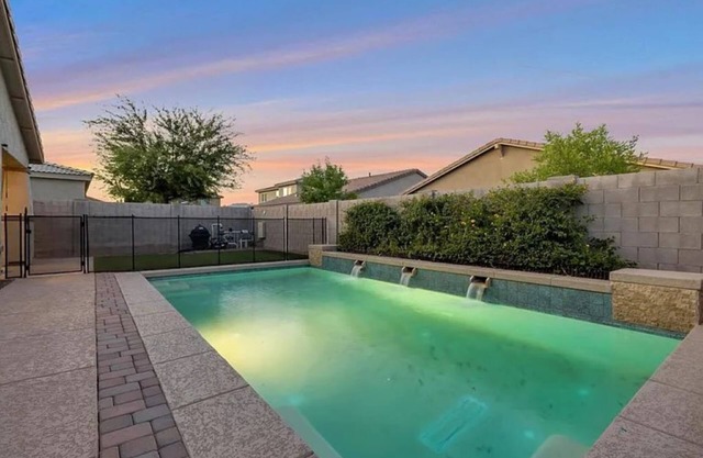 Amazing Surprise Retreat W/Pool, Hot Tub, Ping Pong Table and much more!