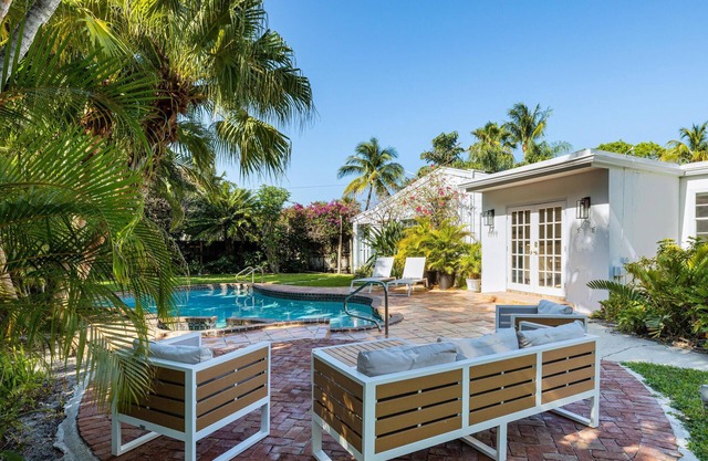 Amazing Tropical Home w/Heated Pool & Guest House only minutes from the Beach