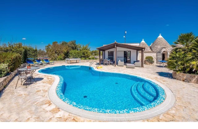 Amazing Trullo with heated pool, nestled in nature, just steps from Alberobello