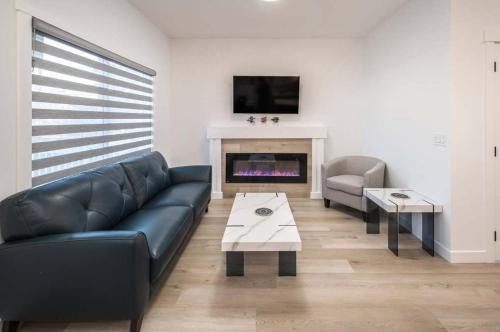 AMAZING Value! Near Downtown, Large 3BR! FREE Banff Pass, Wine, Netflix, Parking! Groups of up to 16 - Ask us!