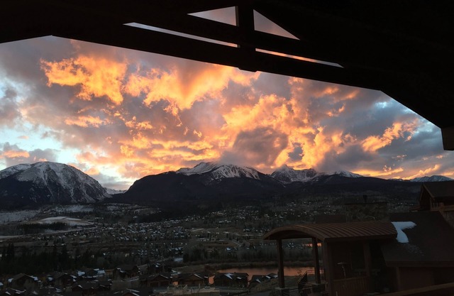 Amazing View Mountain Home - Private Neighborhood