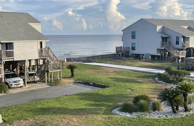 Amazing views, dog and kid friendly unit with pool, total SGI experience at J9!