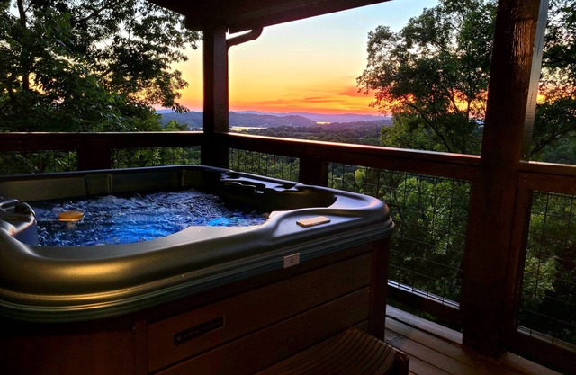 AmazingLakeView!nGasFireplace+HotTub+PoolTable+Retro Gaming System