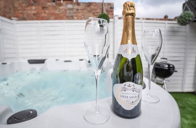 Amberley House - with Hot Tub with Free Parking