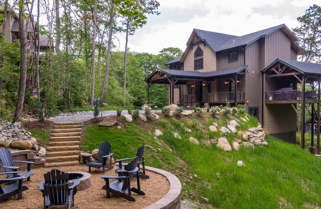 Ambience Lodge at Eagles Nest! 6 bedroom, 5.5 bathroom, Luxury Home With Hot Tub and Fireplace