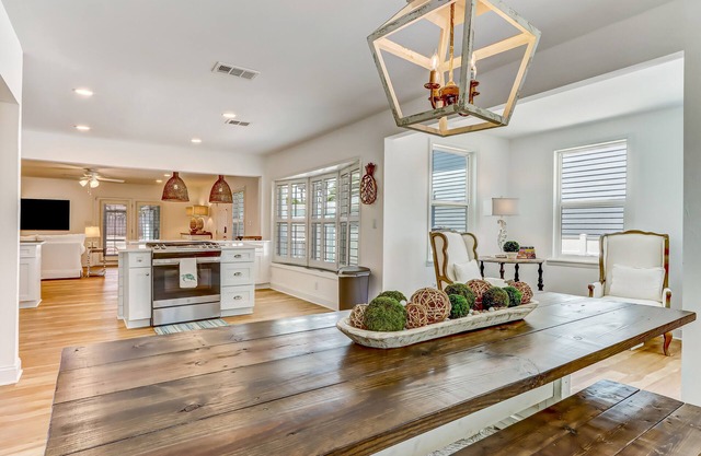 "Amelia On My Mind"nBeach house with backyard and screened porch - sleeps 8