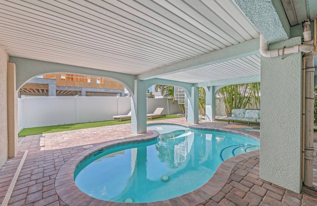 AMI Oasis! Pine Avenue is Next Door!~Heated pool/Putt Putt~Steps to Beach!