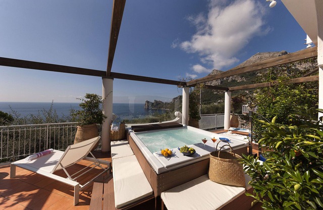 AMORE RENTALS -Villa Giove with Private Swimming Pool, Sea View, Jacuzzi and Breakfast, Near the Sea