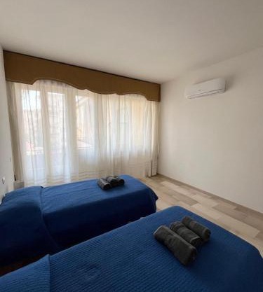 Ampio appartamento 6 posti con aria condizionata e balconi