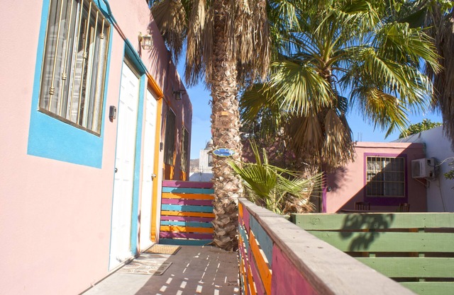 An amazing apartment with green area, garden with teable and chairs in the best