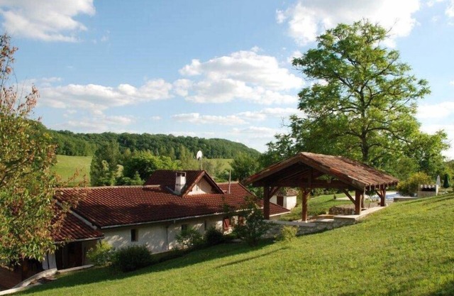 An Attractive Cottage Set In 2 Acres - Walking Distance To Village